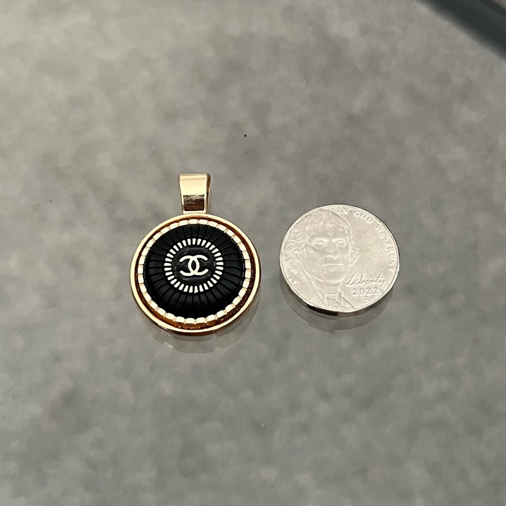 Luxury Button Charm Pendant - Picture 2 of 3
